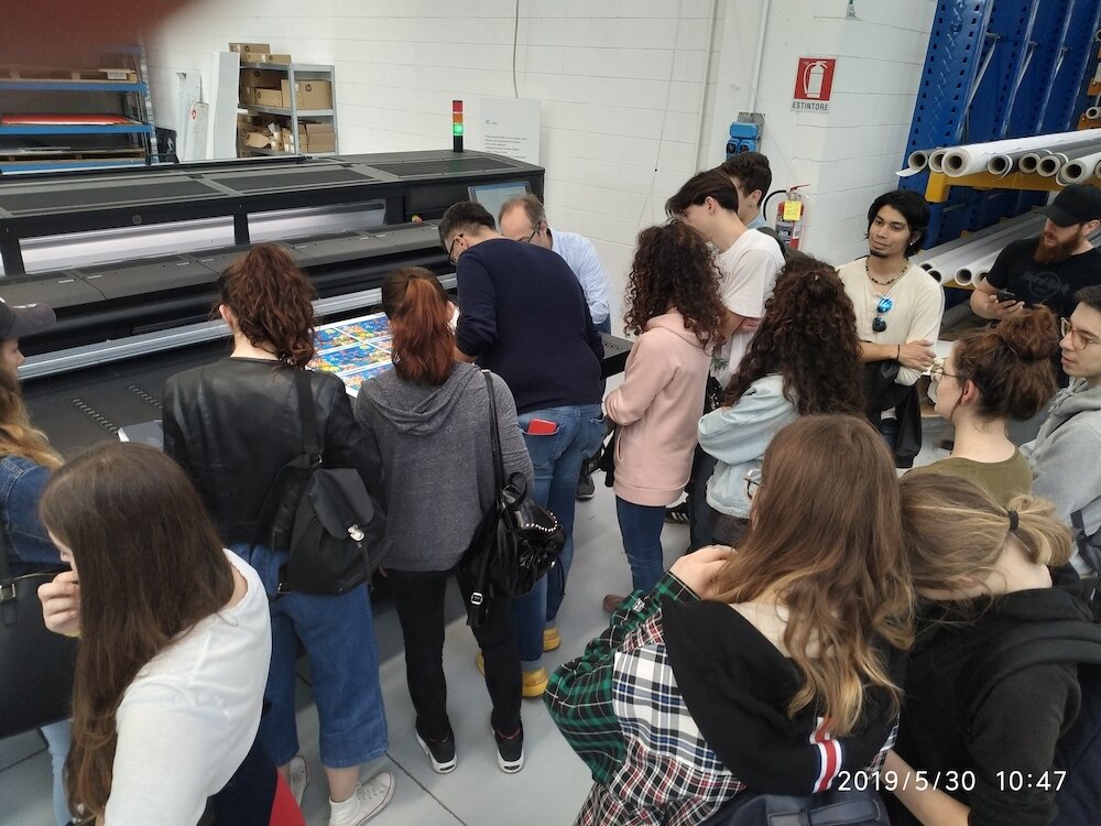 Le classi di Grafica in visita ad aziende che si occupano di stampa Le classi di Grafica in visita ad aziende che si occupano di stampa