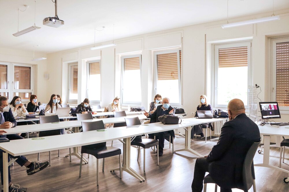 Nuovo incontro con il Questore e gli studenti di Didattica e Nuove Tecnologie Nuovo incontro con il Questore e gli studenti di Didattica e Nuove Tecnologie