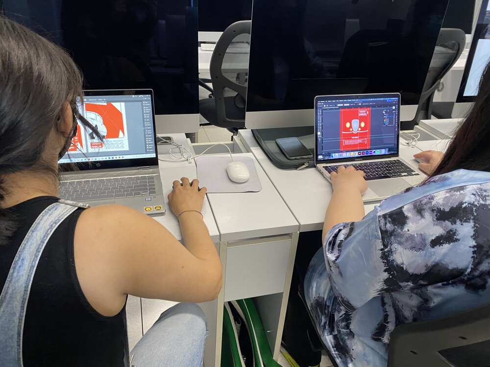 Premiazione della grafica vincitrice del contest per la realizzazione dei gadget ufficiali per la 1000Miglia 2022 Premiazione della grafica vincitrice del contest per la realizzazione dei gadget ufficiali per la 1000Miglia 2022