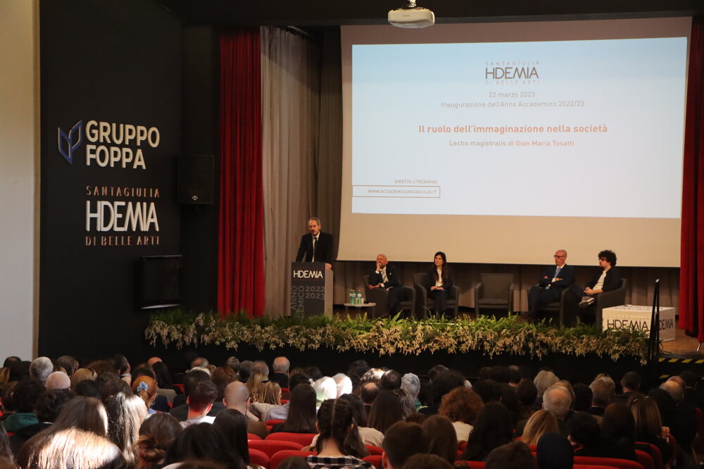 Il ruolo dell'immaginazione nella società: Gian Maria Tosatti inaugura il nuovo anno accademico all'Accademia SantaGiulia